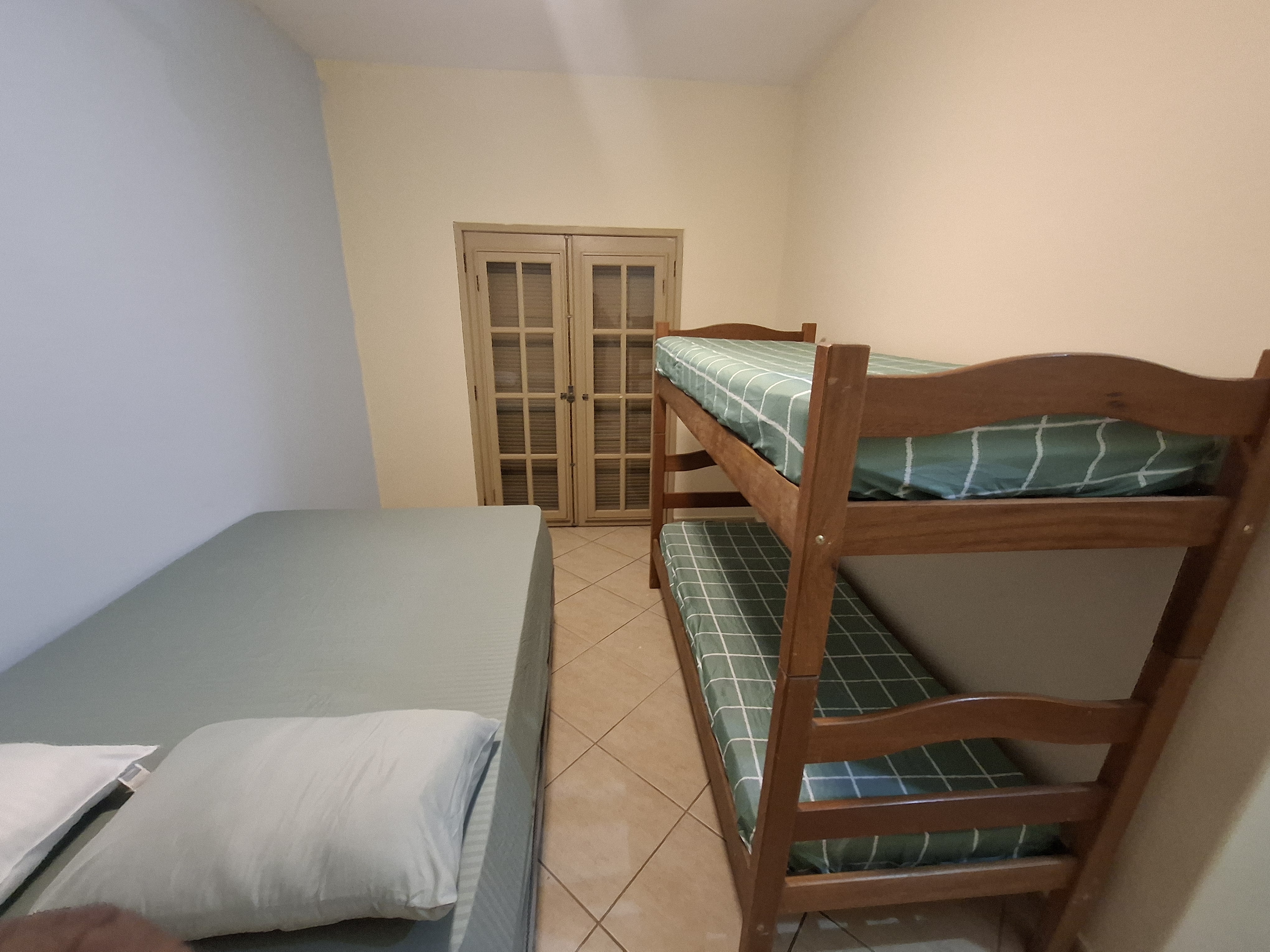 Quarto com beliche e cama de casal